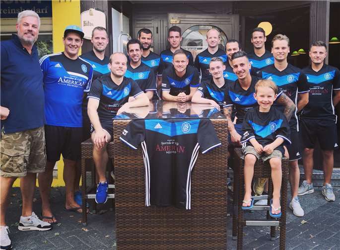 Das HSV Team mit Besitzer Kloft und Juniorchef sind happy über das schnieke Outfit.privat