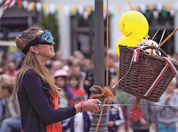 Das Hahneköppe ist nach wie vor eine der großen Attraktionen bei der Kirmes in Morenhoven. Diesmal machten sowohl die Damen also die Herren kurzen Prozess mit dem Gummitier. -VJ-