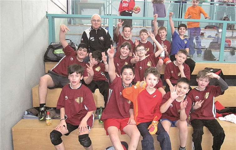 Das Handballteam der Medardus-Grundschule Bendorf mit Trainer Paul Schmidt.privat