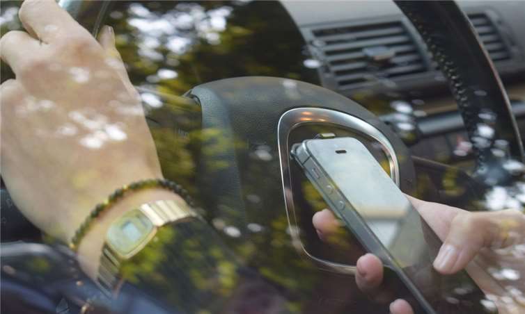 Das Handy-Verbot am Steuer wird verschärft. Polizei