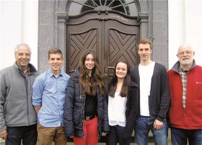 Das Haupt-Orgateam des 24h-Laufs: Kira Wagner, Christian Kessel, Cara Schneider, Tobias Nuhn und den Lehrern Peter Weiler und Michael Stübner. privat