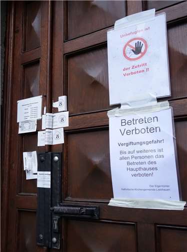 Das Hauptgebäude mit den Büros der Pfarrgemeinde und des Dekanats dürfen momentan nicht betreten werden.
