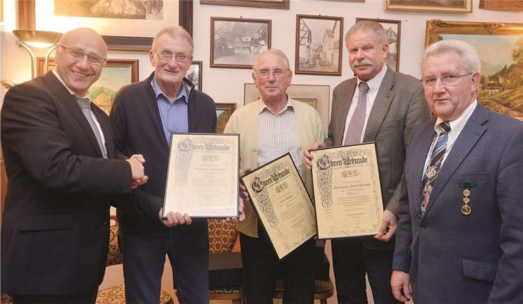 Das Hauptmannsglied der St. Sebastianus Bürgerschützengesellschaft ehrte seine Jubilare.FIX