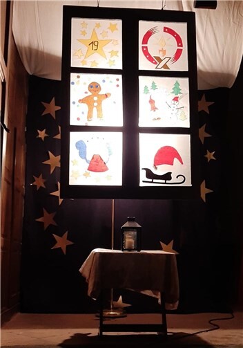 Das Hauptportal mit dem 19. Fenster des Adventskalenders.
