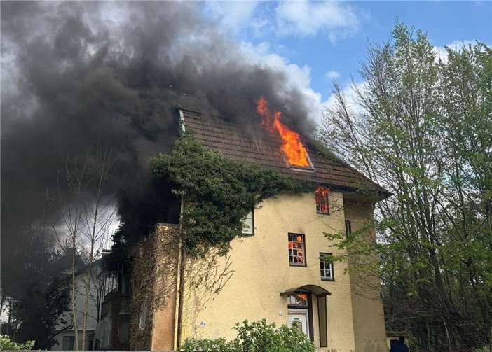 Das Haus brannte lichterloh.  Foto: Feuerwehr Sinzig