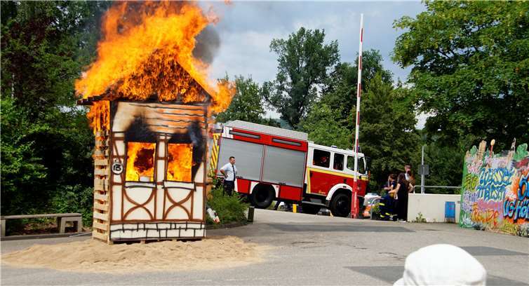 Das Haus brennt und die Feuerwehr rückt an –tolle Vorführung der Jugendfeuerwehr für die Gäste.