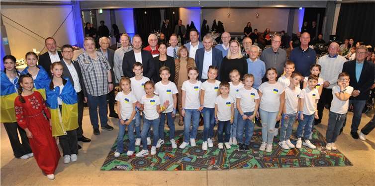 Das Haus der Familie (HdF), die Stadtjugendpflege und das Jugendzentrum (JUZ) haben die rund 40 Sponsoren und Kooperationspartner ins Jugendzentrum eingeladen, um ihnen für die finanzielle Unterstützung sowie für den persönlichen Einsatz während der Ferienprogramme oder bei Projekten zu danken. Nach der Begrüßung durch Bürgermeister Claus Peitz wurden den Gästen ein musikalisches Programm und kulinarische Köstlichkeiten aus verschiedenen Ländern geboten.  Foto: Stadt Andernach/Maurer