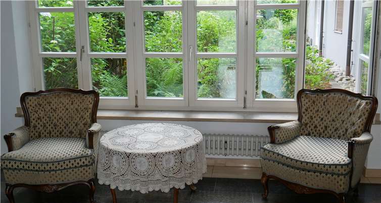 Das Haus ist modern ausgestattet, aber das Mobiliar ist gezielt so gehalten, dass es dem gewohnten Umfeld der Tagespflege-Gäste entspricht.