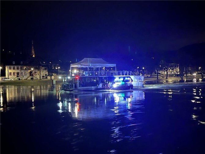 Das Hausboot hatte sich wohl losgerissen. Foto: Polizeipräsidium Einsatz, Logistik und Technik