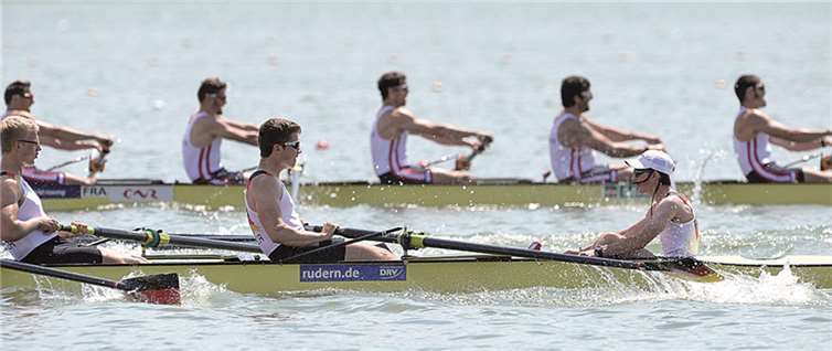 Das Heck des U23-Männer-Achters beim Einzug in das Finale A mit (vorne, v. l.) Malte Großmann, Torben Johannesen und Steuermann Jonas Wiesen. Deutscher Ruderverband/Seyb