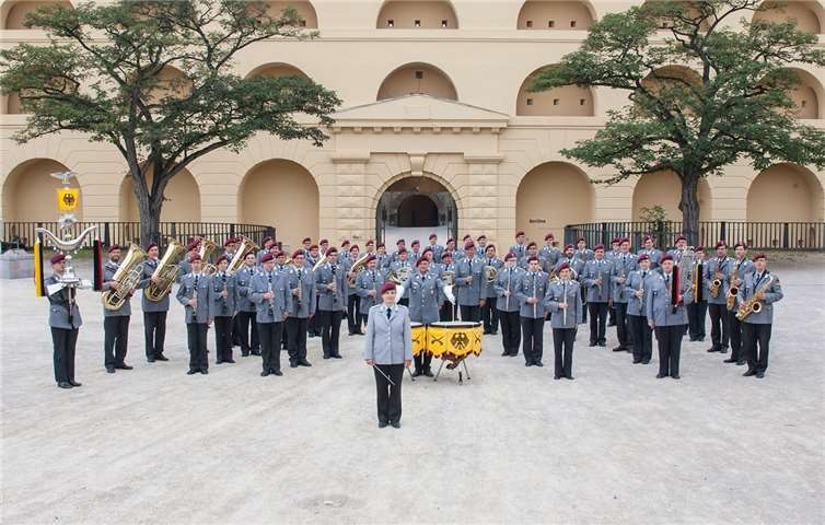 Das Heeresmusikcorps Koblenz spielt auf.Quelle: Volksbund Deutsche Kriegsgräberfürsorge e.V.
