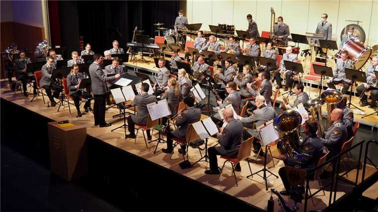 Das Heeresmusikkorps Koblenz beim Benefizkonzert in der Hochsimmerhalle in Ettringen.  Fotos: BS