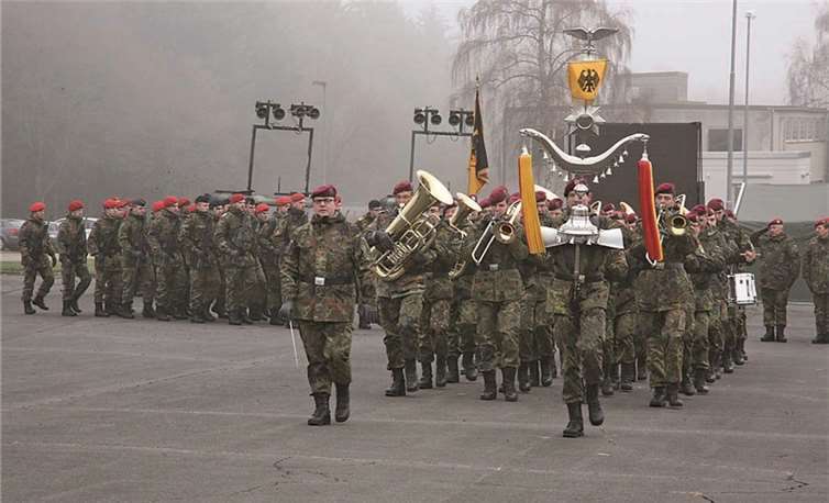 Das Heeresmusikkorps Koblenz, der Ehrenzug und die Truppenfahne auf dem Weg zum Festplatz vor dem Ebbi-Riedel-Haus, dem Ort des feierlichen Appells.  WE