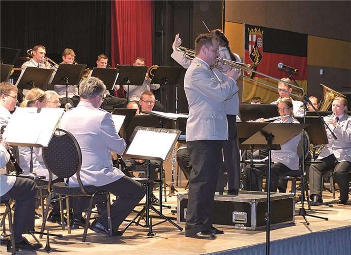 Das Heeresmusikkorps Koblenz gab ein beeindruckendes Konzert in der Remagener Rheinhalle.