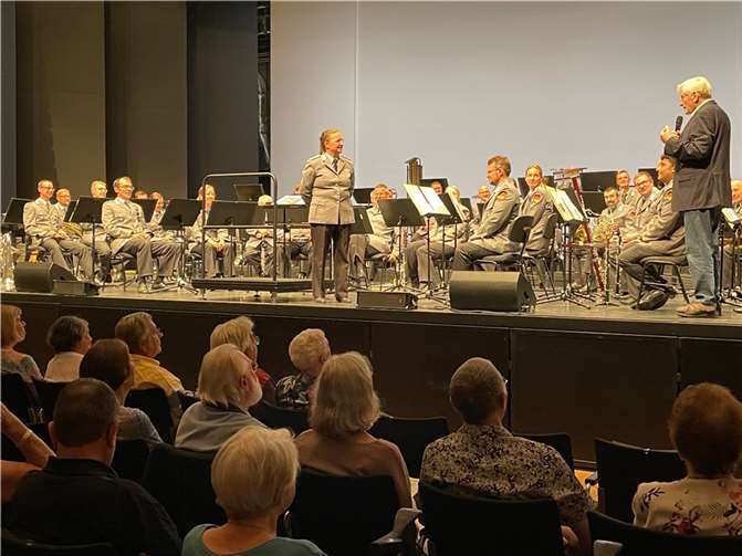 Das Heeresmusikkorps Koblenz und Manfred Gniffke.  Foto: privat