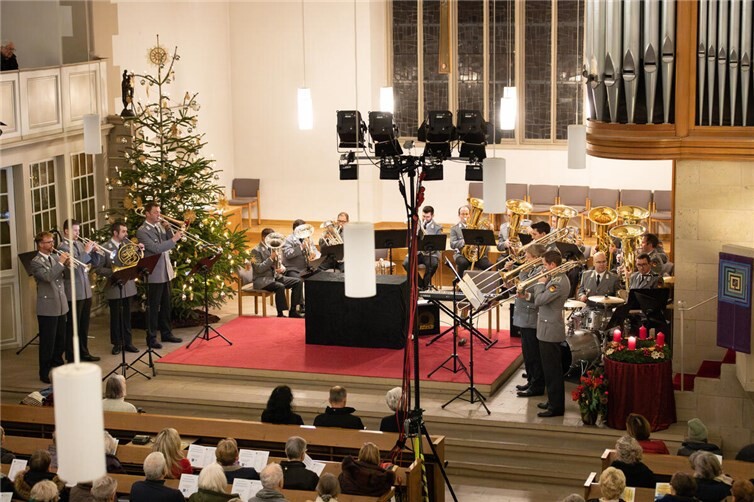 Das Heeresmusikkorps der Bundeswehr Koblenz verzaubert mit vorweihnachtlichen Klängen. Foto: Bundeswehr/Helmut von Scheven
