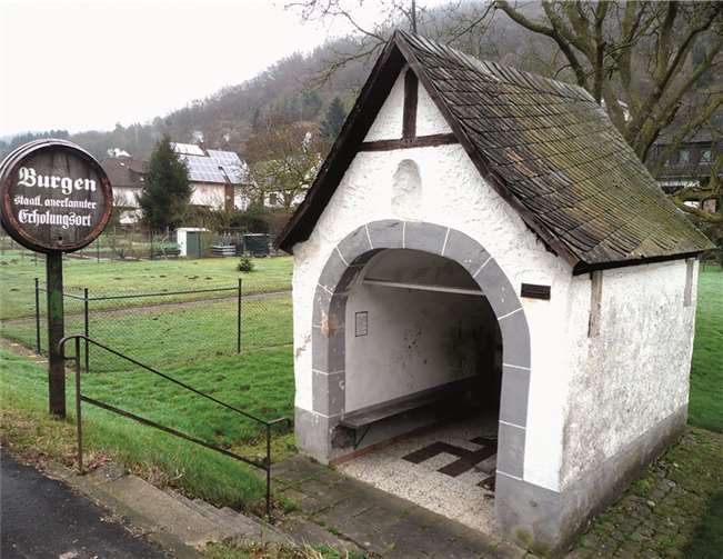 Das Heiligenhäuschen am Ortseingang von Burgen hat im Lauf der Jahre durch äußere Einflüsse sehr in seiner Substanz gelitten. privat