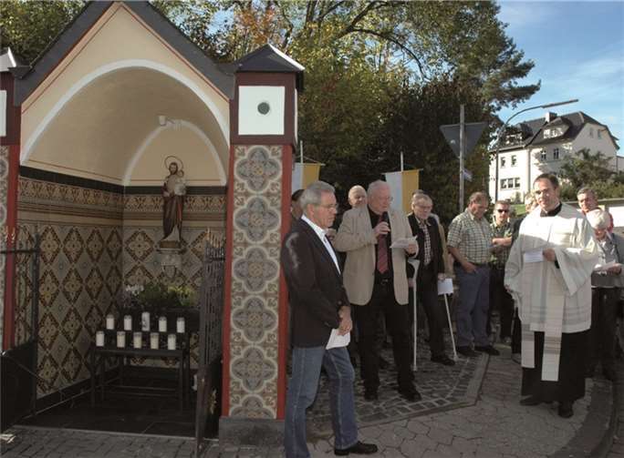 Das Heiligenhäuschen mit dem Heiligen Josef erstrahlt im neuen Glanz.