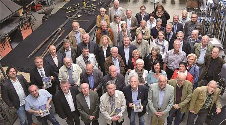 Das Heimat-Jahrbuch 2015 wurde von Landrat Rainer Kaul gemeinsam mit Autoren, Redaktionsteam sowie Mitgliedern des Kulturausschusses in der Kunstschmiede Hoppen oberhalb Dattenbergs vorgestellt. .Privat