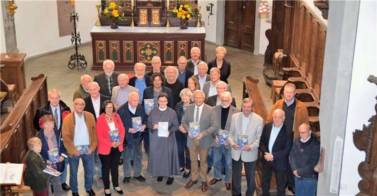 Das Heimat-Jahrbuch 2020 des Landkreises Neuwied ist soeben druckfrisch erschienen.Landrat Achim Hallerbach stellte es gemeinsam mit Projektleiter Dr. Reinhard Lahr, Autoren,Redaktionsteam sowie Mitgliedern des Kulturausschusses im Kreuzgang von Kloster Ehrenstein vor.