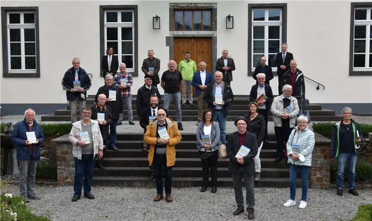 Das Heimat-Jahrbuch 2021 des Landkreises Neuwied ist soeben druckfrisch erschienen. Landrat Achim Hallerbach stellte es gemeinsam mit Autoren, Redaktionsteam sowie Mitgliedern des Kulturausschusses unter Einhaltung der aktuellen Hygieneschutzverordnungen in der Christuskirche vor. Fotos: KV Neuwied