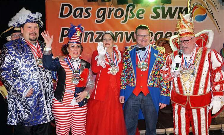 Das Heimbach-Weiser Prinzenpaar Michael I. und Eva bedankt sich beim Waagenmeister, der Geschäftsfeldleiterin Andrea Haupt und SWN Geschäftsführer Stefan Herschbach.Fotos: FF