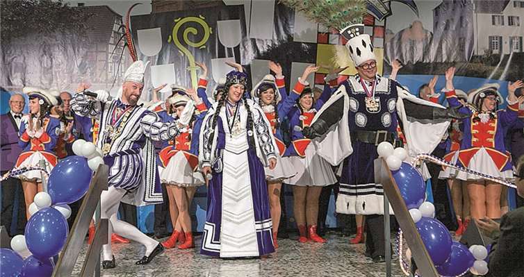 Das Heimerzheimer Dreigestirn mit Prinz Frank Johannes I. (Knepper), Bauer Godehard I. (Rupp) und Jungfrau Rita I. (Knepper) regiert ab sofort über die Heimerzheimer Narrenschar. JOST