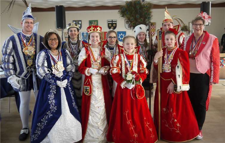 Das Heimerzheimer Prinzenpaar, das Kinderdreigestirn aus Morenhoven, das Jugenddreigestirn aus Dünstekoven, der Ollheimer Prinz und die Bürgermeisterin Petra Kalkbrenner.Privat