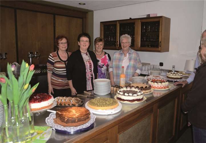 Das Helferteam am reichhaltigen Kuchenbuffet.Th. Beer