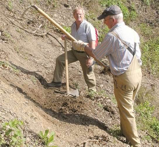 Das Helferteam der Gemeinde Lehmen bei der Arbeit.Privat