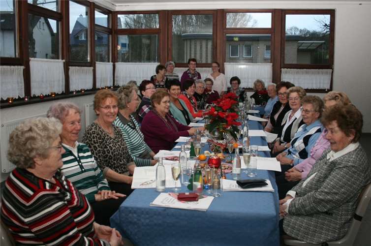 Ein schöner Brauch  Das Helferteam freute sich mit den Senioren beim diesjährigen vorweihnachtlichen Treffen des Seniorenkreises der Pfarrgemeinde St. Remaclus Waldorf.WER
