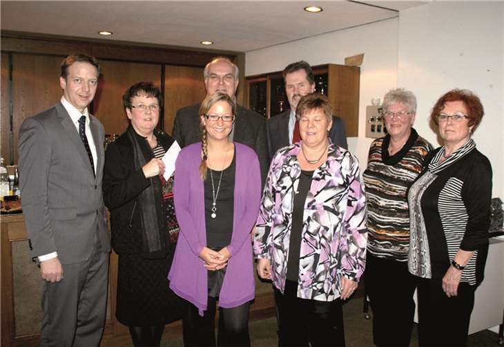 Das Helferteam nahm die Spende der Raiffeisenbank gern entgegen.privat