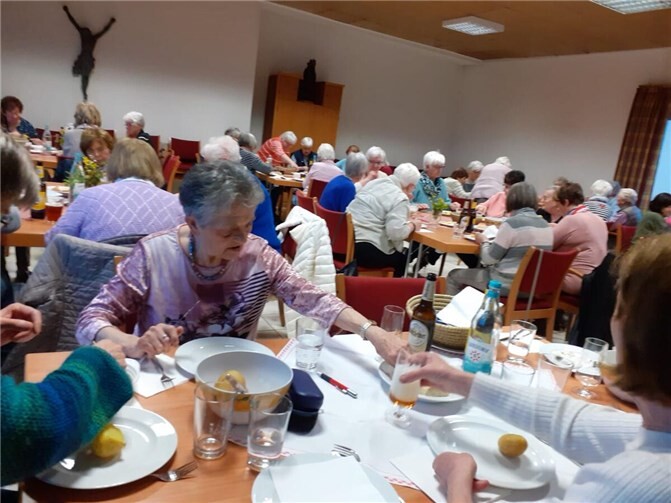 Das Heringsessen der Frauengemeinschaft Obermendig kam wieder gut an.  Foto: Christel May