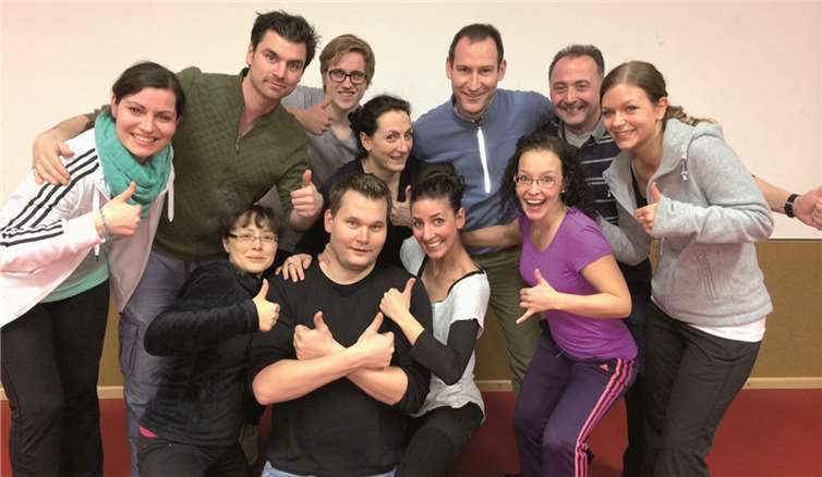 Das Herrenballett „Zarte Zehe“ und die Mennijer Mädche kommen zur Bauzaunsitzung zusammen.privat