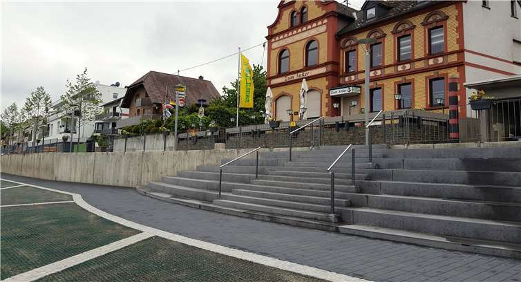 Das Herzstück der neugestalteten Rheinpromenade:Die halbrunde Treppenanlage, welche die Straße „Rheinufer“ zum Fluss hin öffnet.