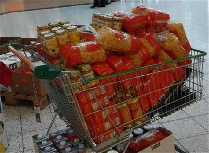 Das „High-light“ der Tafelspendenaktion: Ein von einem Ehepaar aus der Eifel mit Sachspenden gefüllter Einkaufswagen für die „Cochemer Tafel“. Privat