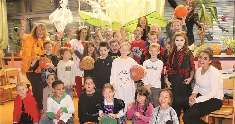 Das Highlight der Herbstferien war die abschließende Halloweenfeier. Als schaurige Gestalten verkleidet wurde getanzt, gespielt und bei einem gruseligen Buffet geschlemmt. Privat