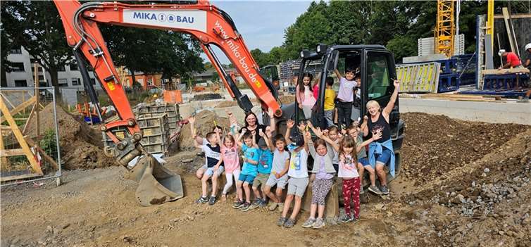 Das Highlight des Baustellenbesuches war das Probesitzen in einem der Baustellenfahrzeuge.  Foto: