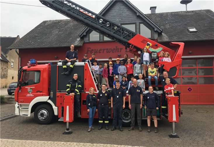 Das Highlight des Tages bei der Feuerwehr war eine Fahrt im Korb der Drehleiter.Fotos: privat