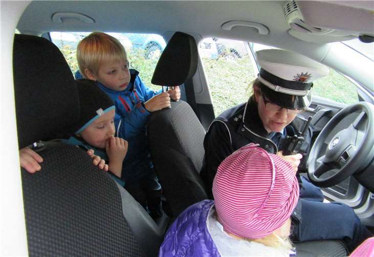 Das Highlight des Tages war die Besichtigung des Polizeiautos.