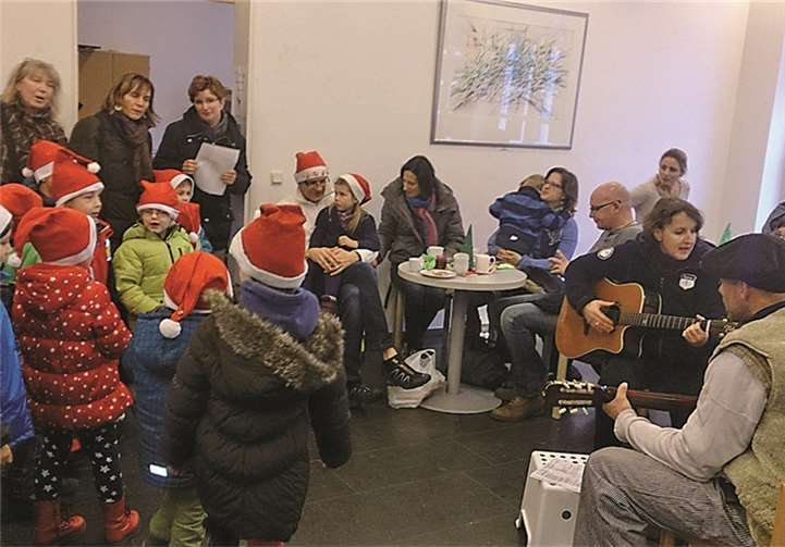 Das Highlight war die Gesangseinlage der Kindergartenkinder mit ihren Nikolausmützen. privat