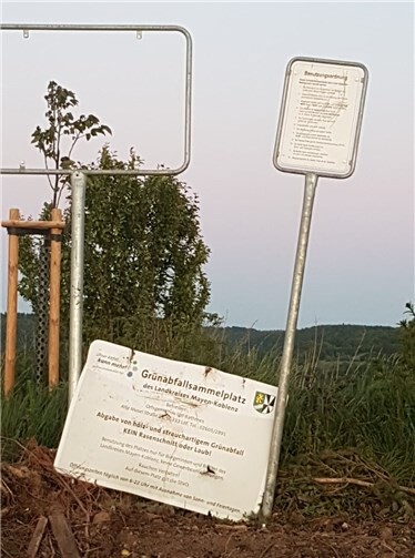 Das Hinweisschild wurde aus der Verankerung gerissen. Foto: privat