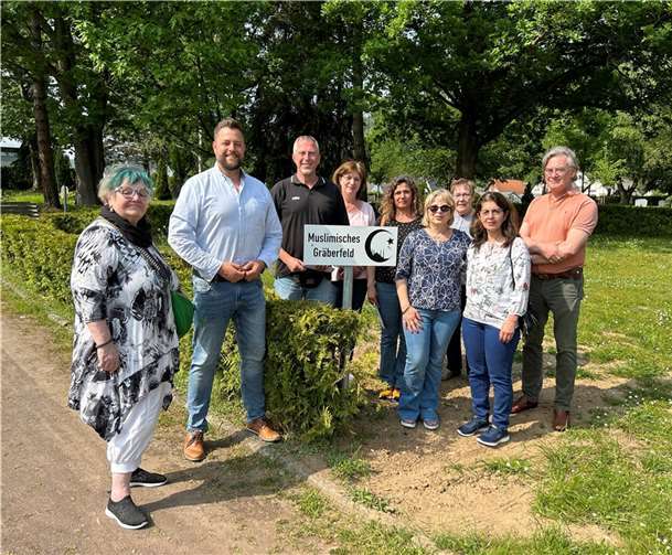 Das Hinweisschild zur Markierung des muslimischen Gräberfelds wurde von OB Siefert und vom Beirat für die Belange von Menschen mit Migrationshintergrund eingeweiht.  Foto: Mira Bind / Stadtverwaltung Lahnstein
