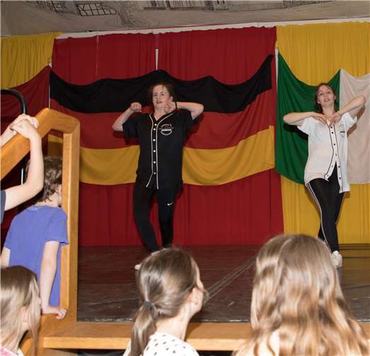 Das Hip-Hop-Duo J.E.M.-Session (links Emma Quantius, rechts Joana Bungert) heizte mit einem neuen Programm ein.