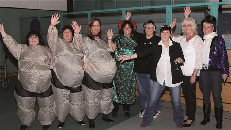 Das „Hitparaden-Team“ der Urmitzer Möhnen vor ihrem Auftritt..