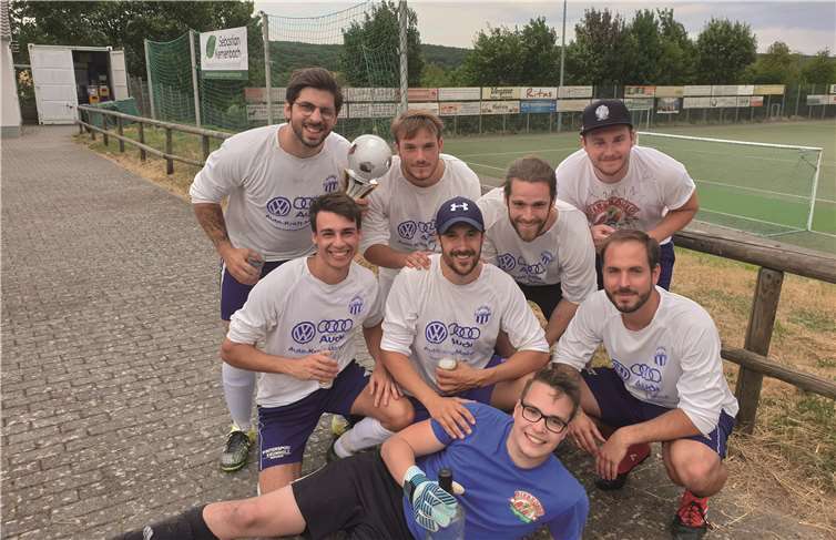 Das Hobby-Team „Hangover 96“ freut sich über den ersten Platz beim „Gerümpelturnier“ des SV Leimersdorf e.V. Foto: privat