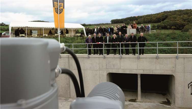 Das Hochwasserrückhaltebecken mitsamt seiner Deichanlage fügt sich überaus harmonisch in die Landschaft ein.FIX