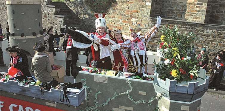 Das Hönninger Dreigestirn, Prinz Ralf, Jungfrau Elfi und Bauer Carsten, strahlte um die Wette. UM