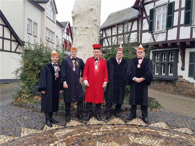 Das Hohe Gericht: v.li. Jörg Buchmüller, Uwe Kochems, Werner Henneker, Hans-Jürgen „Hansi“ Freund und Dieter Beschoner.  Foto: Daniela Simon