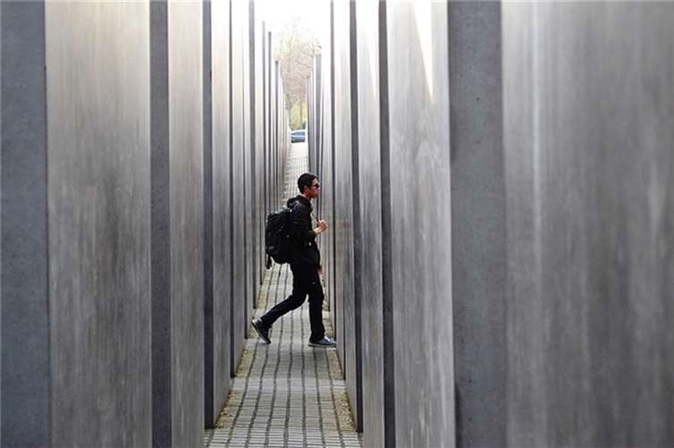 Das Holocaust Mahnmal in Berlin kann durchwandert werden. Quelle: lamomis (CC0-Lizenz)/ pixabay.com